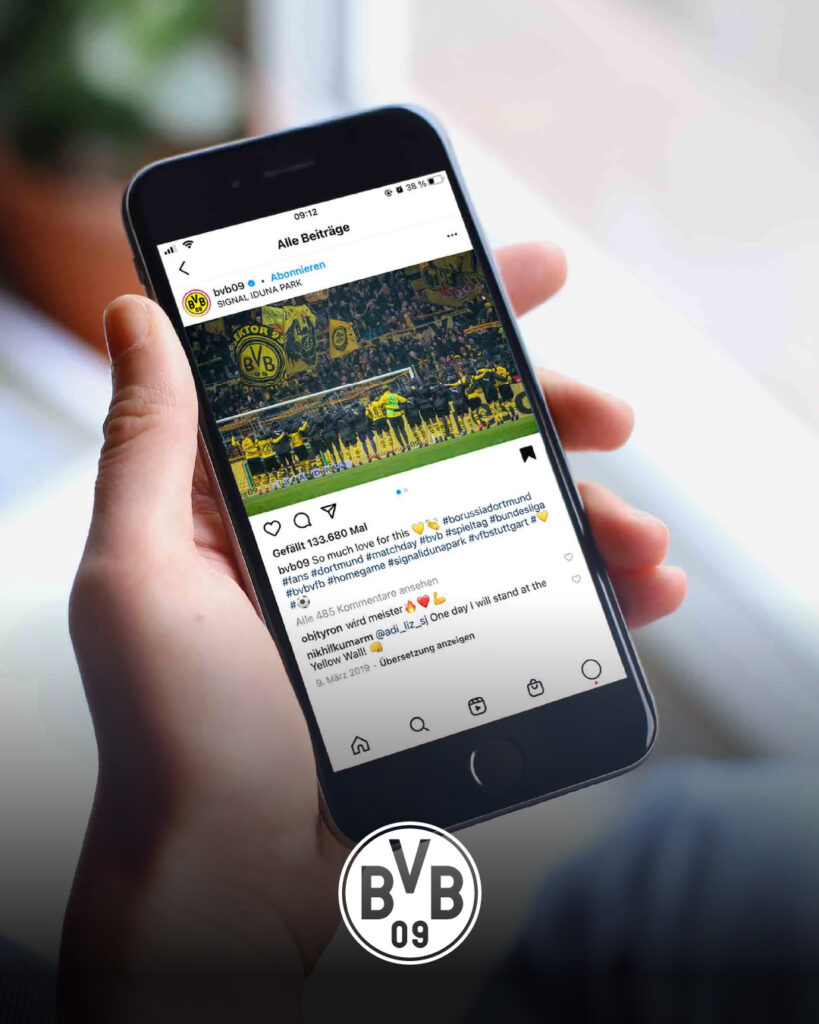 Smartphone-Mockup, auf dem ein Beitrag vom BVB aus dem Stadion gezeigt wird