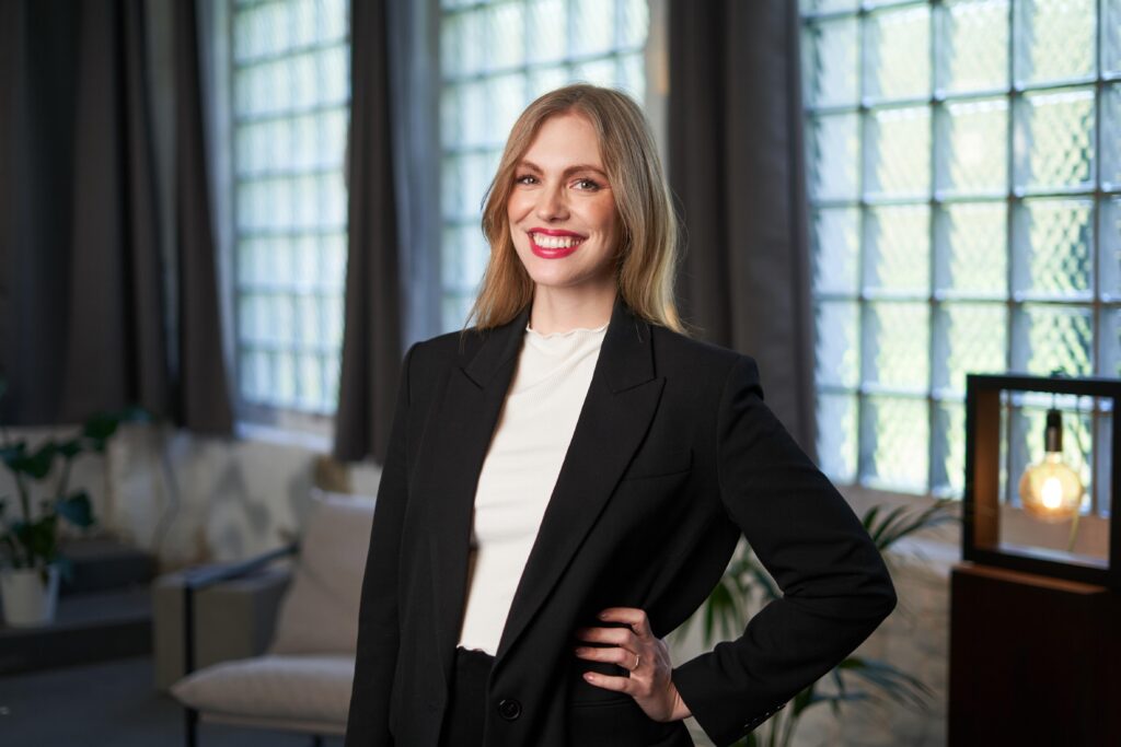 Julia Hoogland | COO & Account Managerin bits & likes